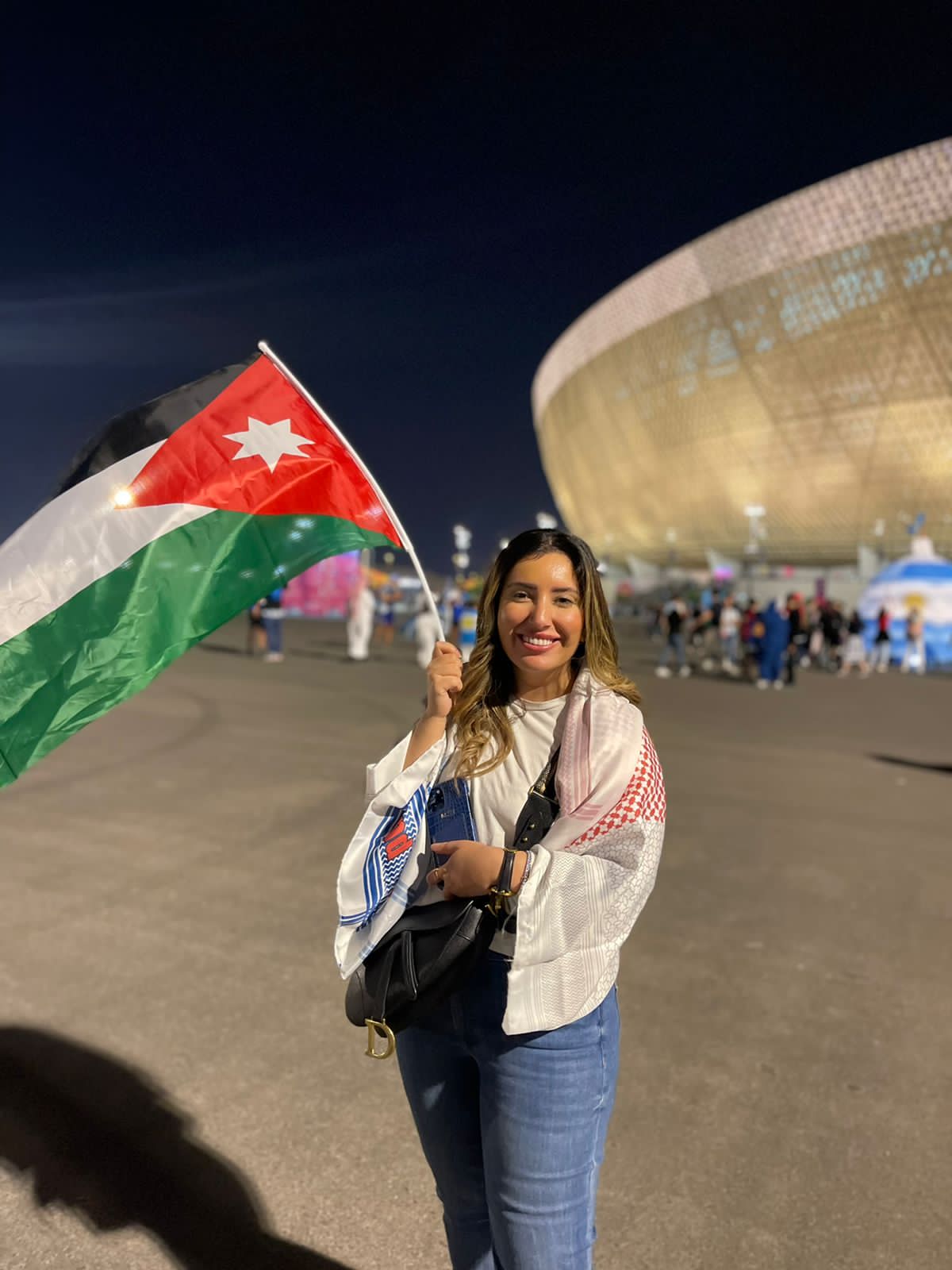 أردنية تحمل العلم الأردني داخل ستاد