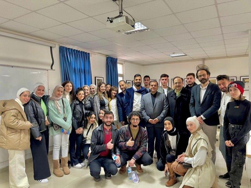 طلبة جامعة البترا يهدون مجموعة من
