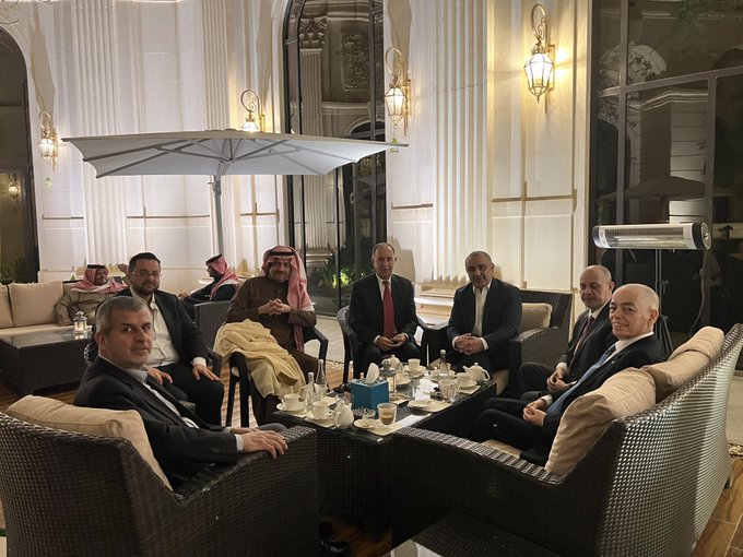 السفير السعودي: ينشر صورة مع 5