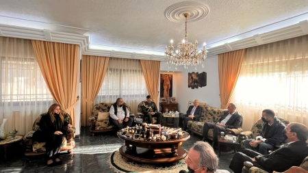 العيسوي ينقل تعازي الملك الى عشيرة