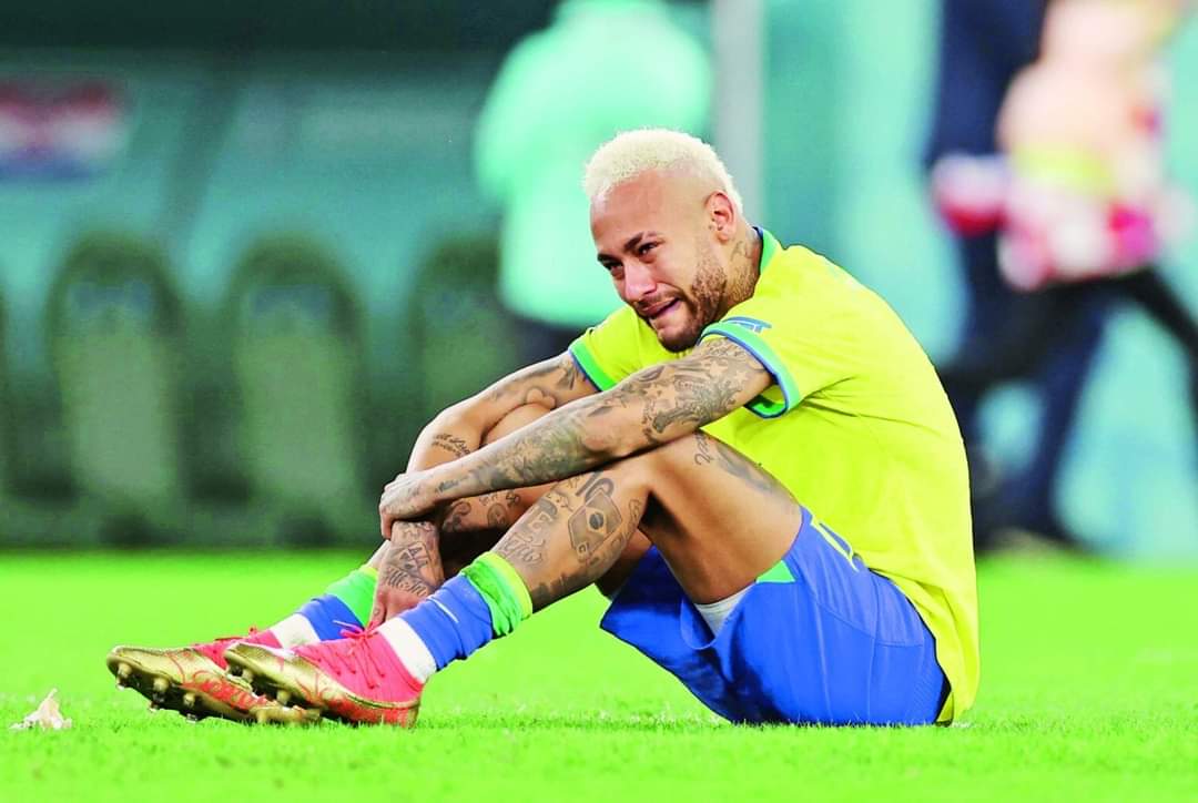 البرازيلي نيمار محطم نفسيا بخروج السامبا