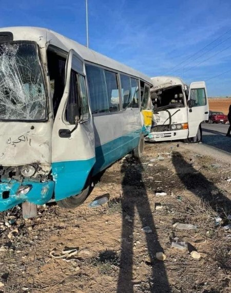 45 إصابة بتصادم 3 باصات في