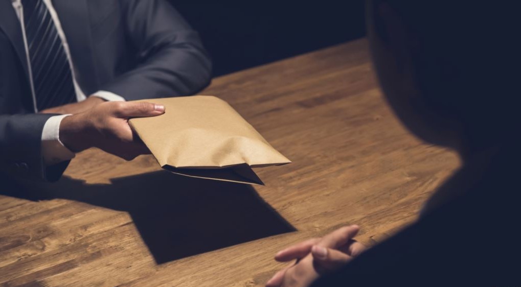 بعد قبوله الرشوة والتزوير.. حبس أمين