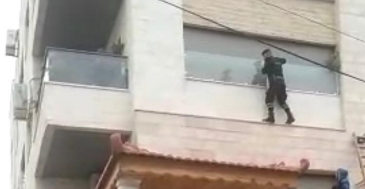 رجل أمن ينقذ فتاة بعد أن