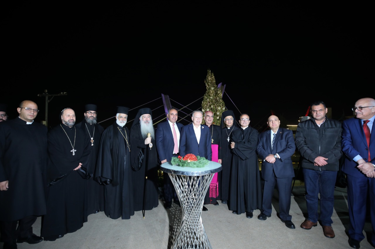 أمين عمان يضيء شجرة عيد الميلاد