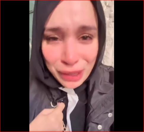 شاهد بالفيديو.. شابة تناشد لعلاج والدها