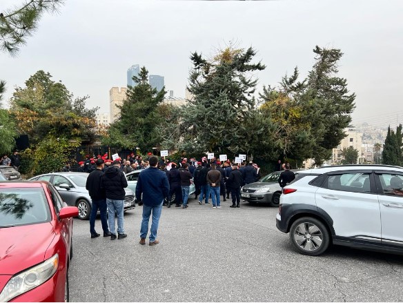 مزارعو الازرق يعتصمون امام رئاسة الوزراء