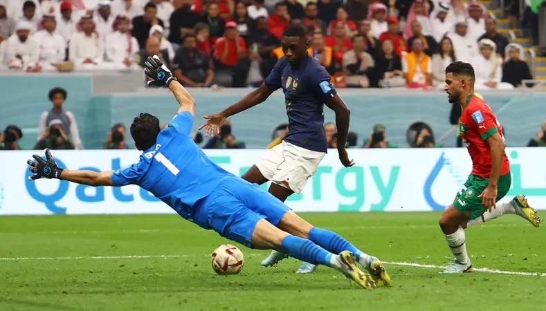 رغم خسارته.. ملك المغرب يحيي منتخب