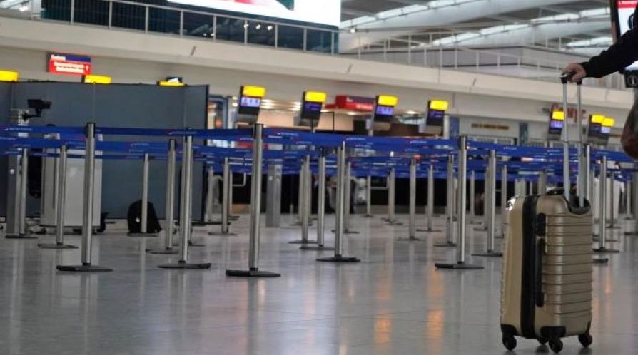 بريطانيا تخفف قواعد أمن المطارات بشأن