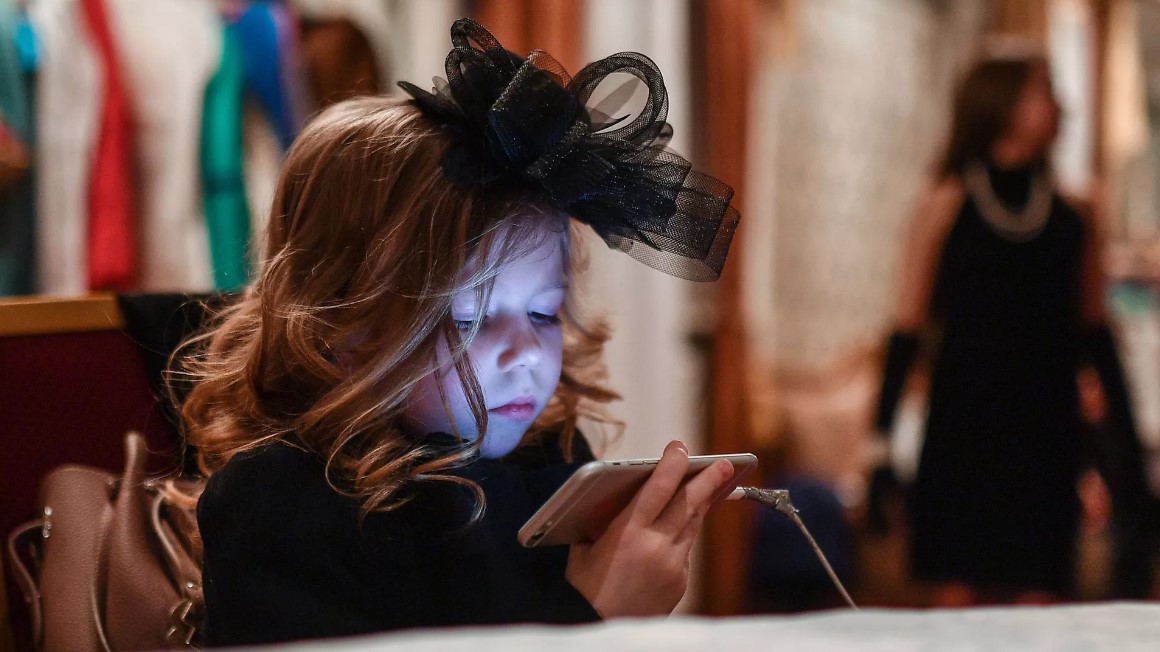 دراسة: إذا بكى طفلك لا تعطيه