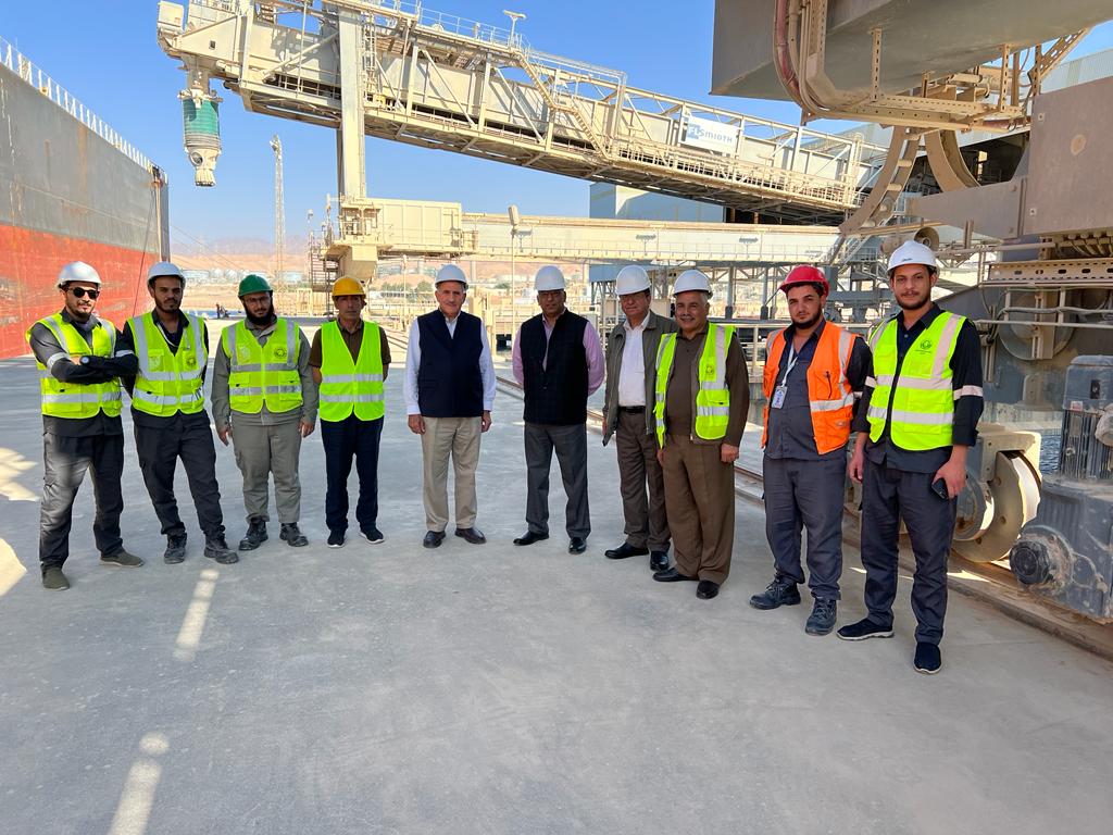 الذنيبات يتفقد سير العمل في المجمع