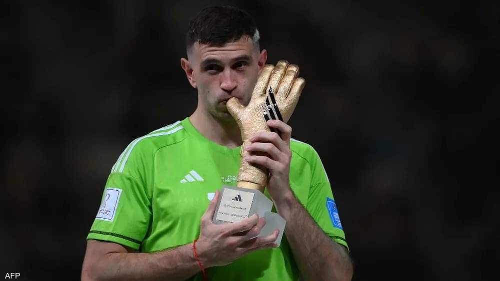 مارتينيز يكشف سبب احتفاله المشين بالقفاز