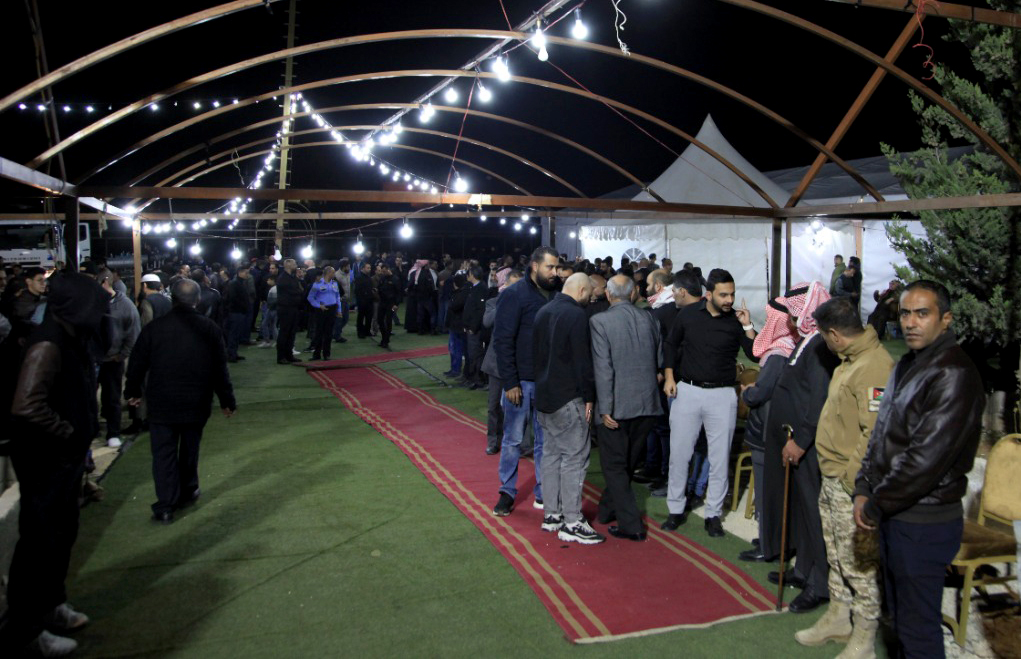 الأردنيون يتوافدون لتقديم العزاء بالشهيد الرحاحلة