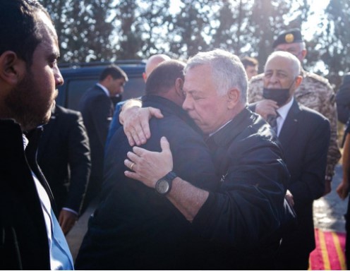 الملك يعزي بالشهيد الملازم ثاني معتز