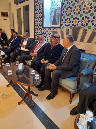 العيسوي ينقل تعازي الملك بوفاة والد