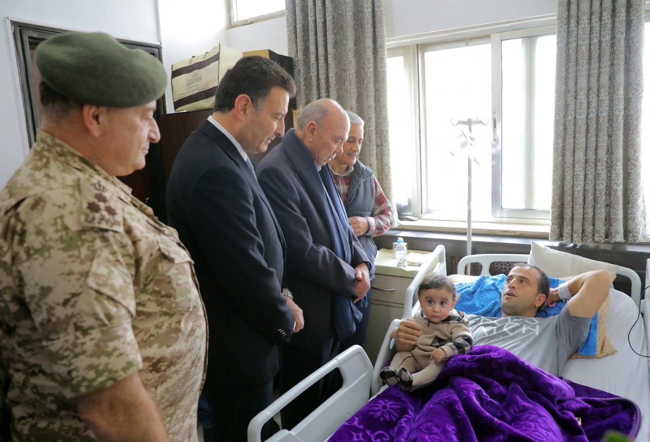 الفايز والصفدي يطمئنان على مصابي الأمن