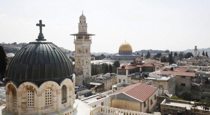 حكم الشرع من تهنئة غير المسلمين