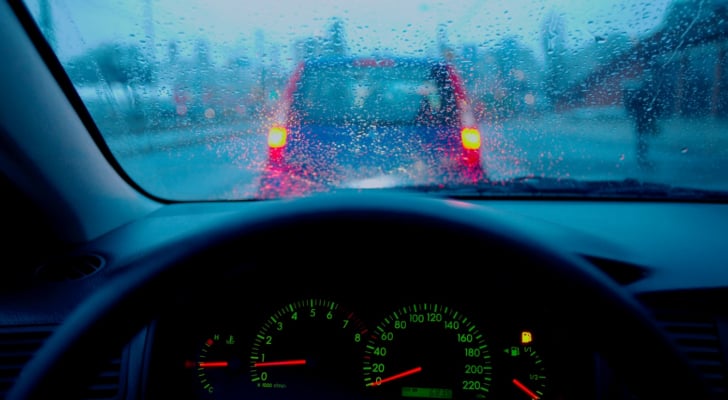 إرشادات السلامة العامة للقيادة أثناء هطول