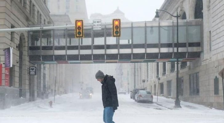 مقتل 22 أمريكيا جراء العاصفة الثلجية