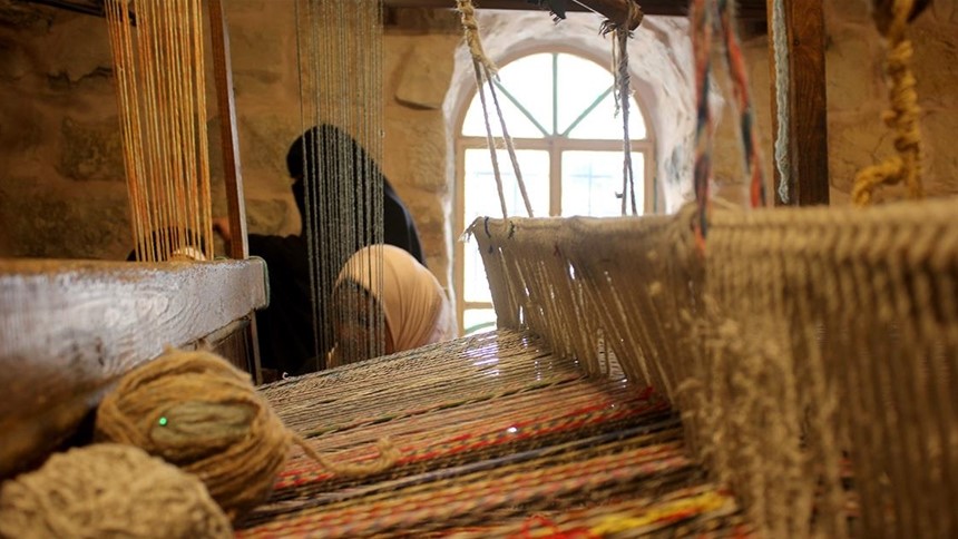 الحياكة بالنول.. تراث أردني يغالب التكنولوجيا