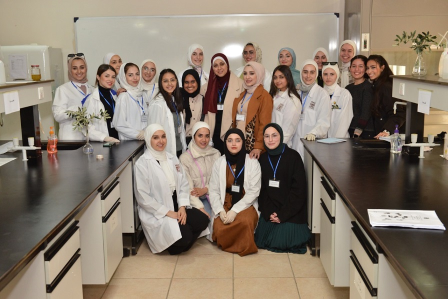 كلية الصيدلة في جامعة البترا توفر