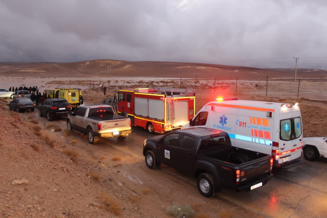 الدفاع المدني ينقذ ركاب حافلة بعد