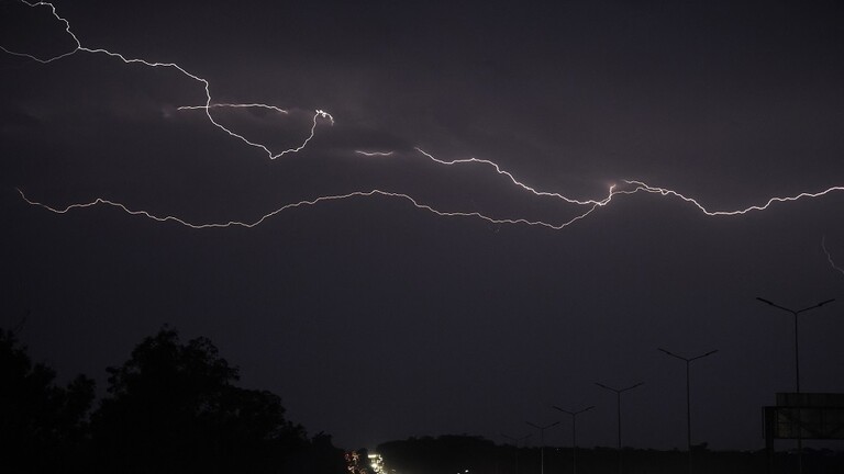 السعودية.. صاعقة رعدية تقتل شابا وتصيب