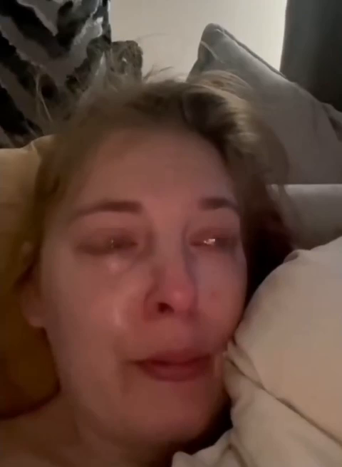 مواطنة بريطانية تبكي.. اضطررت للاختيار بين