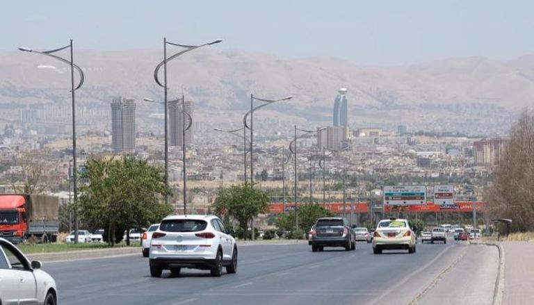 عشرات الشباب يطاردون فتاة.. مقطع مصور