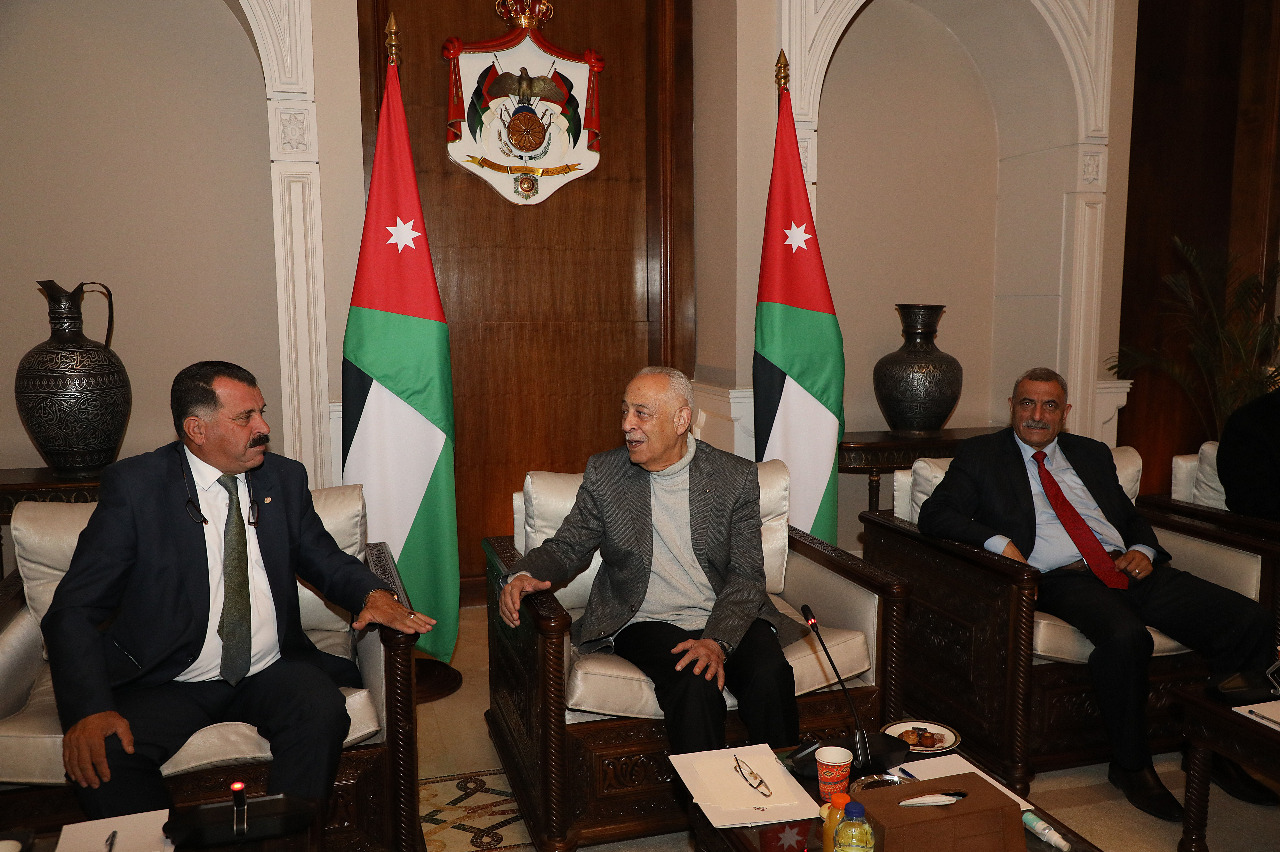 رئيس الديوان الملكي يلتقي وجهاء وممثلين