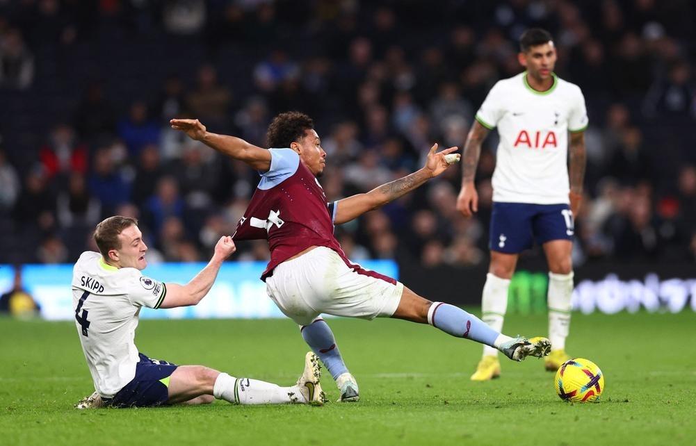 أستون فيلا يصدم توتنهام في عقر