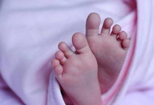 وفاة طفلة بعد سقوط سقف المنزل