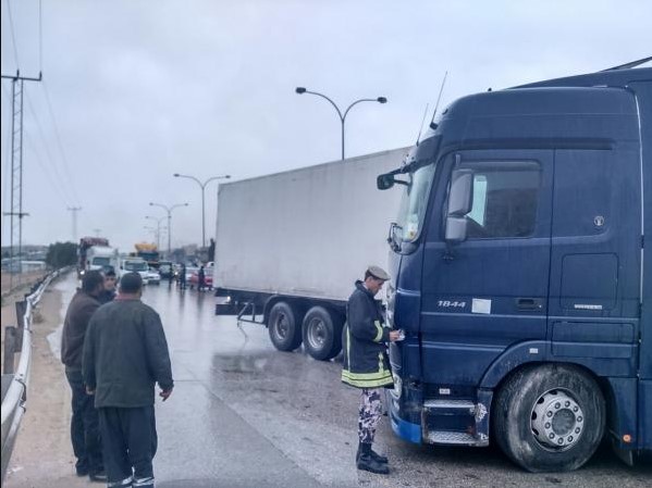 على طريق اوتستراد الزرقاء