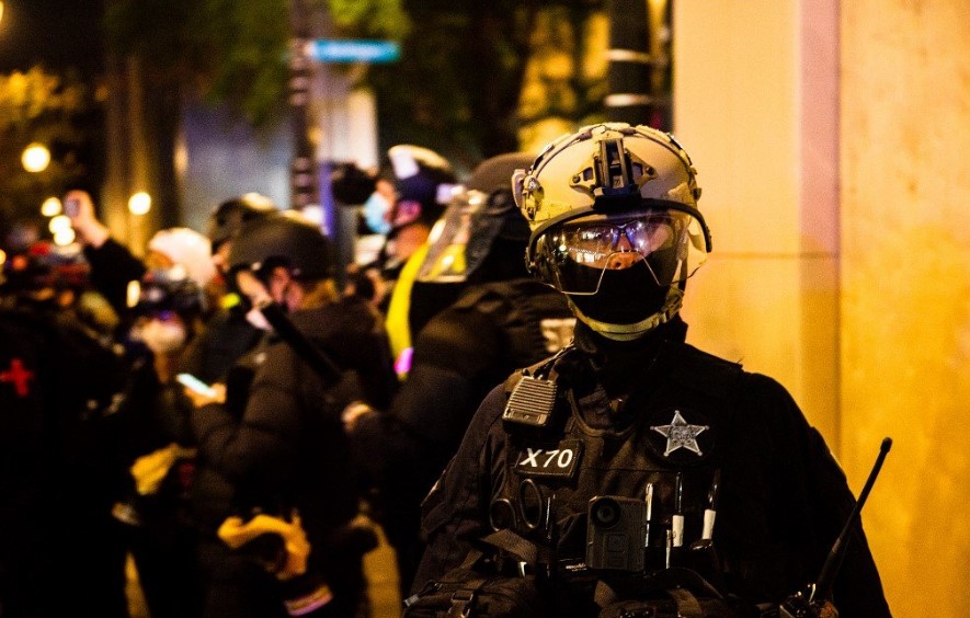 أميركا.. محاكمة امرأة دفعت طفلا على