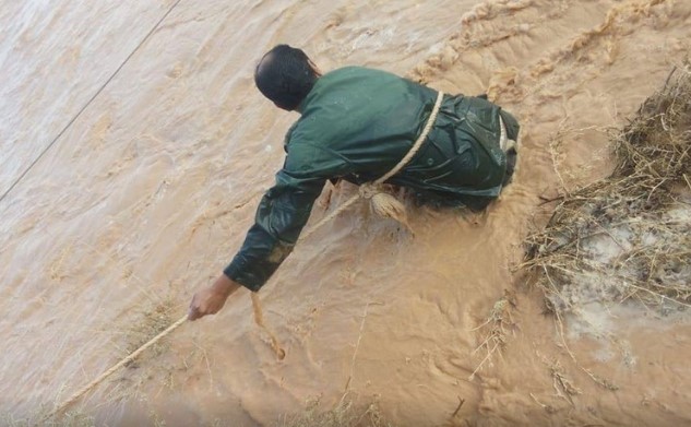انقاذ شخص حاصرته المياه في منطقة