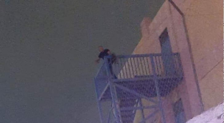 محاولات لثني شاب عن إلقاء نفسه