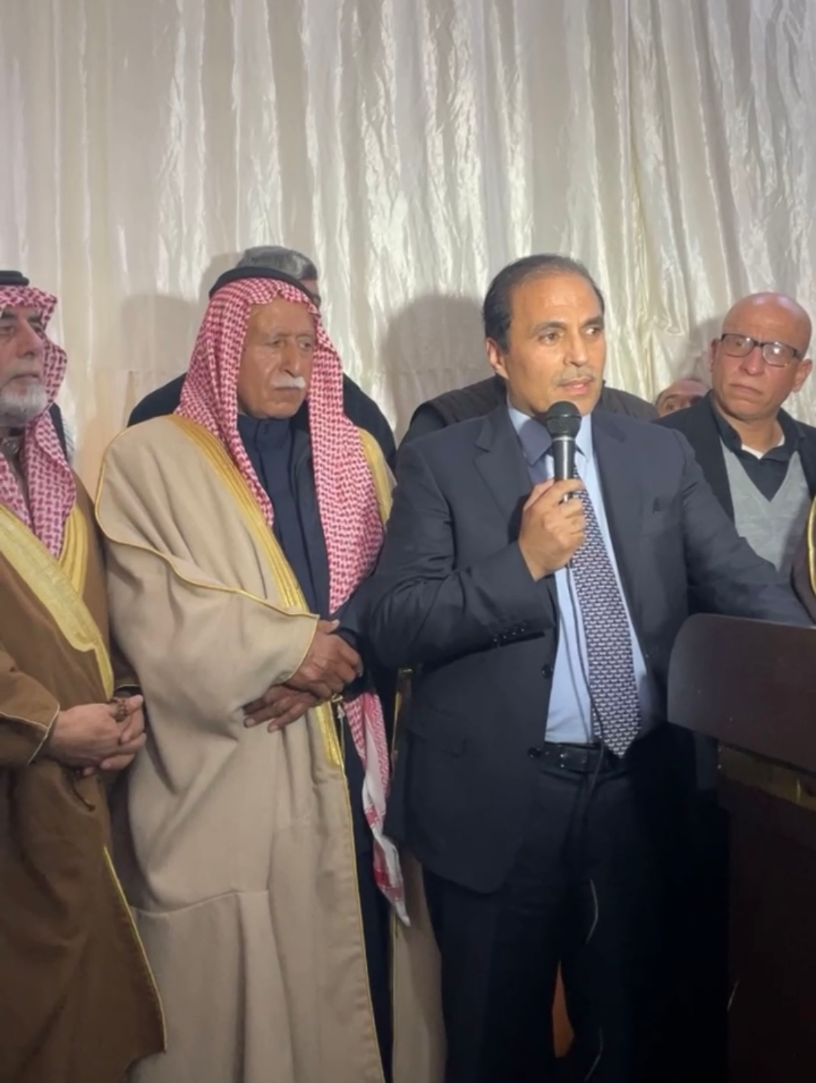 النائب محمد عناد الفايز يعلن تجميد