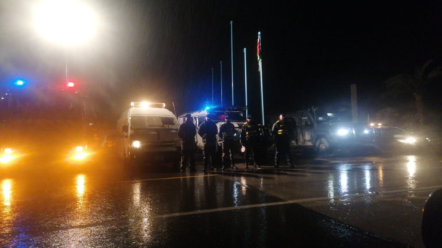 الدفاع المدني يتعامل مع حافلة تقل