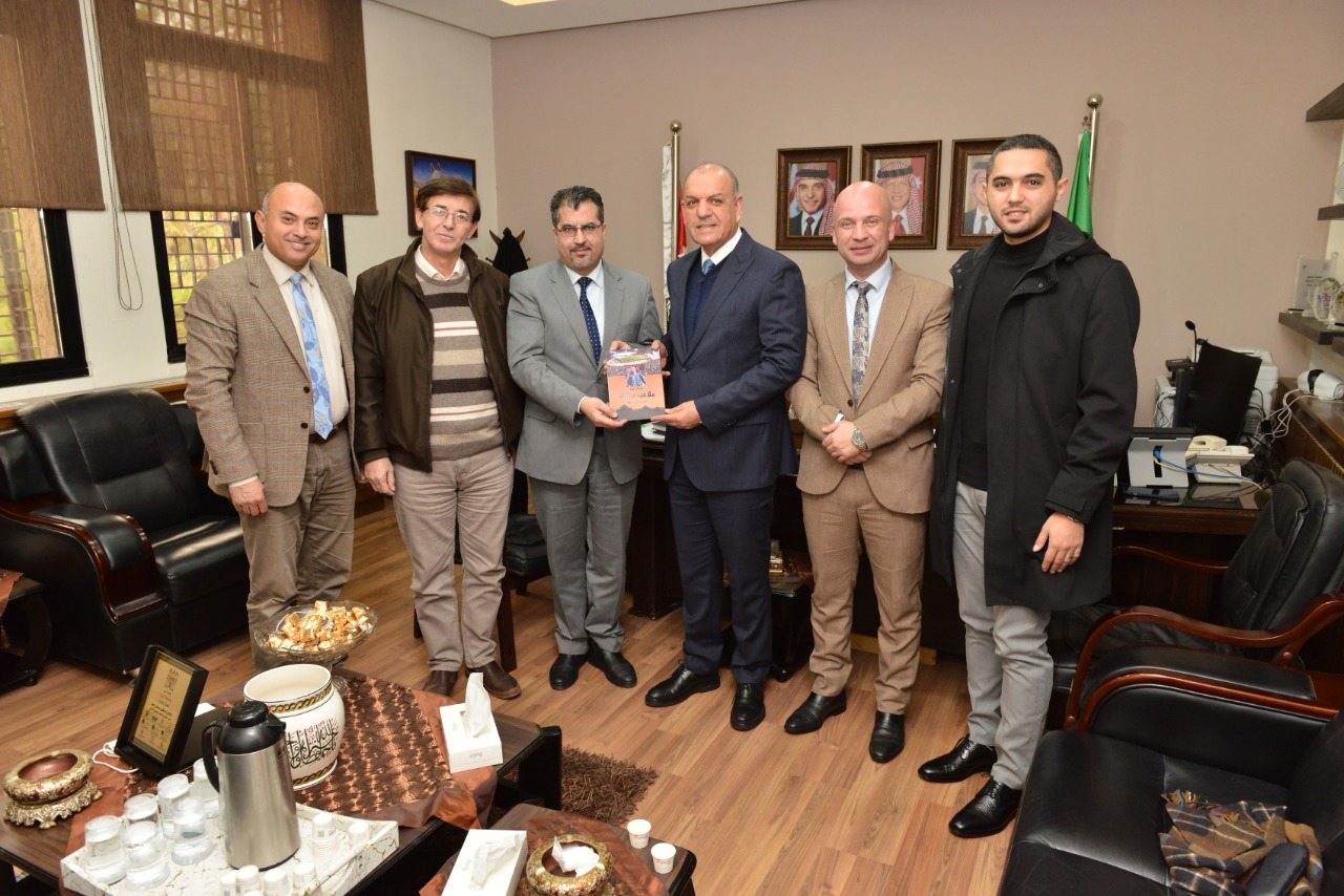 الكابتن عدنان حمد يحاضر في جامعة