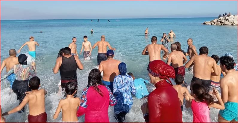 تونسيون يتحدون البرد ويحتفلون بـغطسة العام