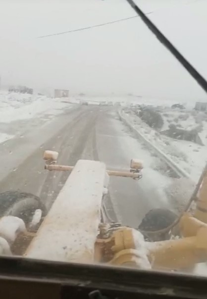 شاهد.. الاشغال تتعامل مع ثلوج النقب