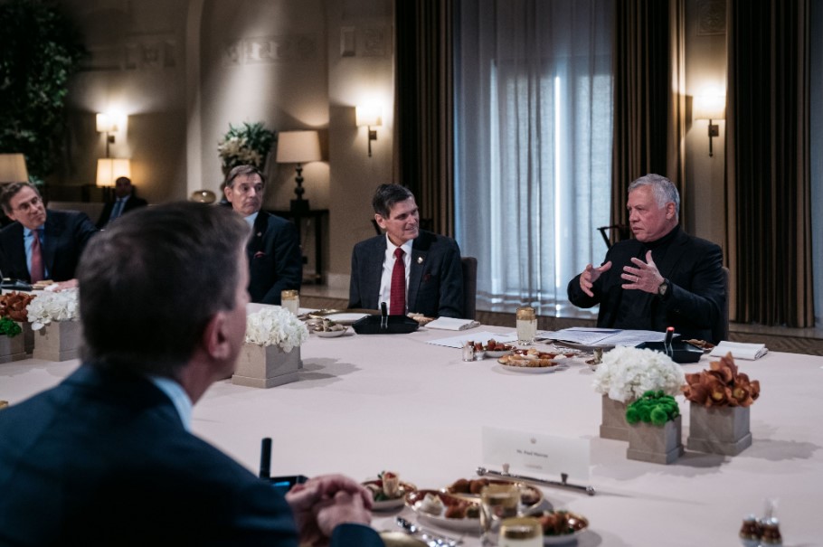 الملك يستقبل وفدا من منظمة رجال