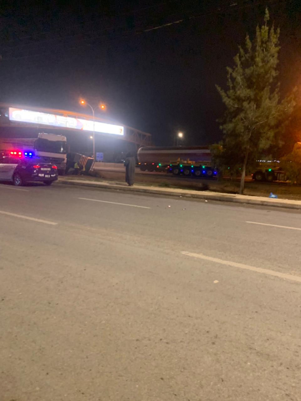 تدهور مركبة شحن يغلق مسرب من