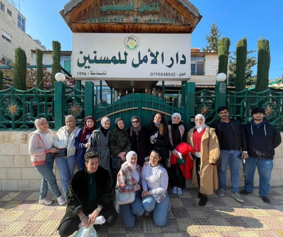 طلبة آداب وعلوم عمان الاهلية يزورون