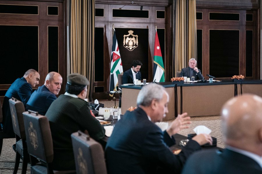 الملك يؤكد أهمية القطاع الصناعي للنسيج