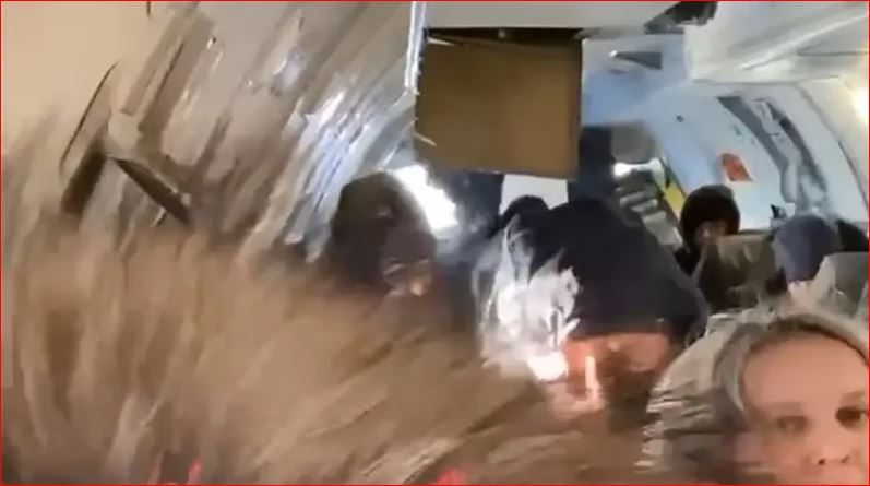 شاهد لحظات رعب عاشها ركاب طائرة..