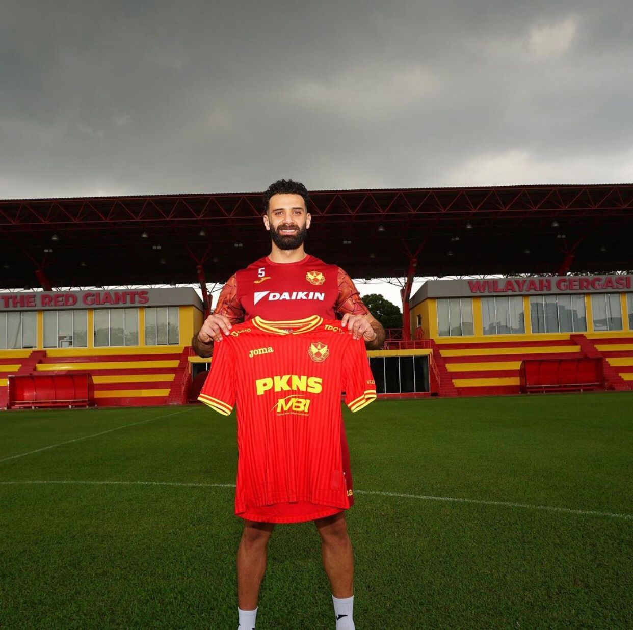 العرب يعلن تجديد عقده مع سيلانجور