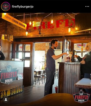 ولي العهد يفاجئ مطعما: خمس وجبات