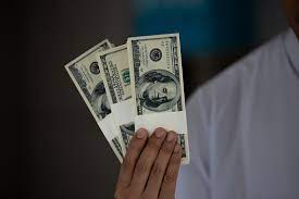 حكم اقتراض المال من شخص وتوكيله