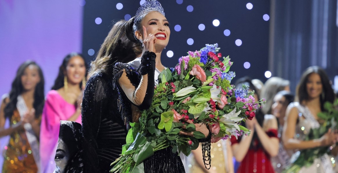 أمريكية تتوج بلقب ملكة جمال الكون..
